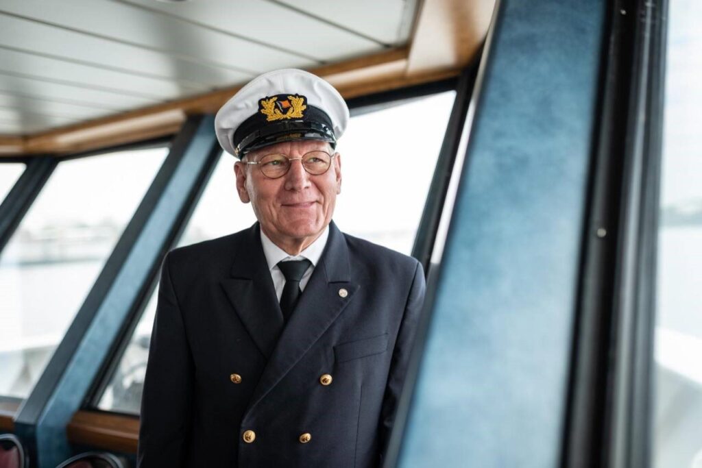 Kapitän Frank-Jurgen Schmidt, porträtiert von Axel Martens für das buch „Wenn dein Schiff brennt, gehst du nicht ins Bett“.