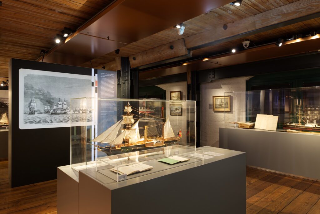 Totale der Sonderausstellung Deutschland zur See. 175 Jahre Marine im Internationalen Maritimen Museum Hamburg.